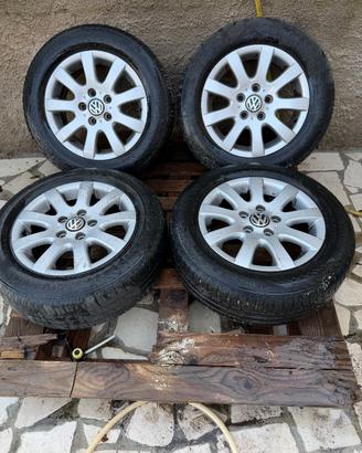 4 pneumatici con cerchi in lega 195/65 r15 golf 5