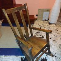 sedia a dondolo antica in legno