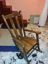 sedia a dondolo antica in legno