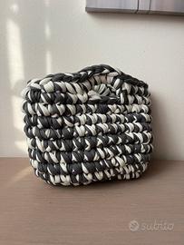 Borsa all’uncinetto bicolor bianco e grigio