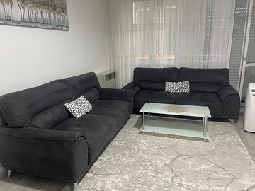 divani con tavolino e tappeto