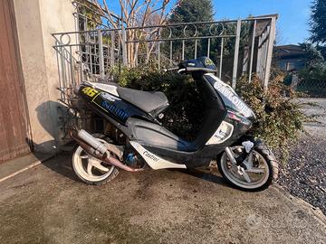 Aprilia SR 50 Stealth completamente elaborato