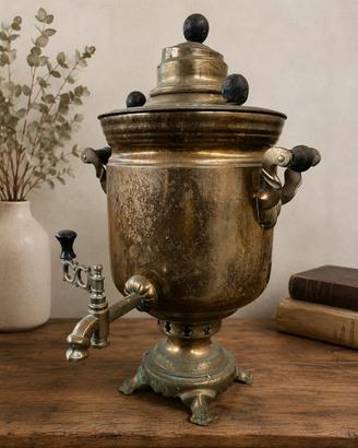 Samovar antico in ottone con rubinetto 