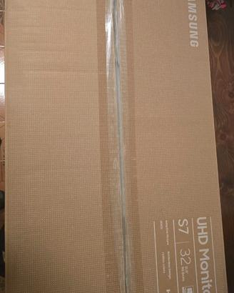 Samsung Monitor 32" 4K UHD S32A704 — praticamente