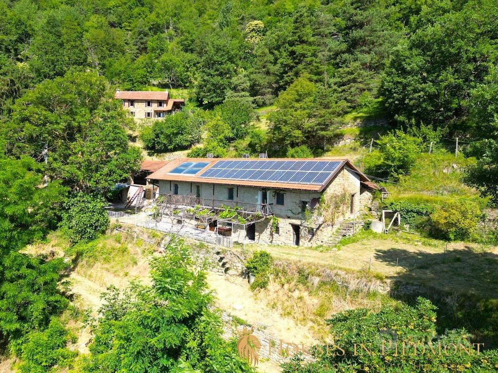 Rustico / Casale di 400 m² con più di 5 locali a G - Vista 2