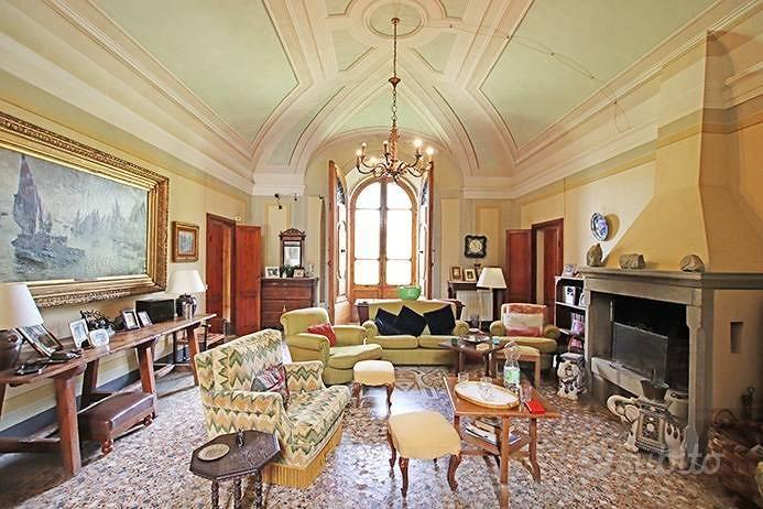 Rustico / Casale di 2160 m² con più di 5 locali e - Altro