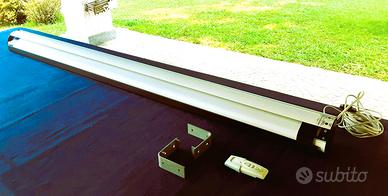 Schermo proiezioni avvolgibile con telecomando