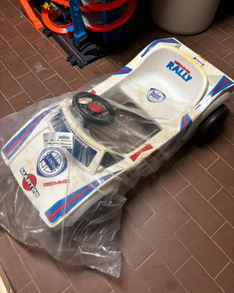 Auto a pedali per bambini modello Lancia Delta
