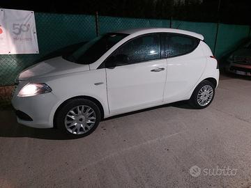 lancia ypsilon 1.3 multiget tenuta benissimo 