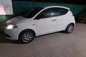 lancia ypsilon 1.3 multiget tenuta benissimo 