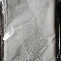 Lenzuolo ricamato a mano con federe