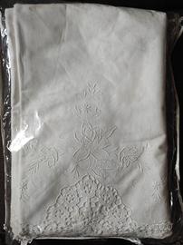 Lenzuolo ricamato a mano con federe