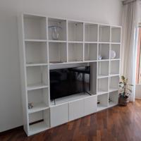 Libreria con spazio TV
