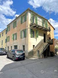 Rustico / Casale di 128 m² con più di 5 locali a B