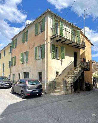 Rustico / Casale di 128 m² con più di 5 locali a B