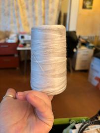 UnRocchettoPerMacchinaDaCucireUsatoPocoFiloSottile