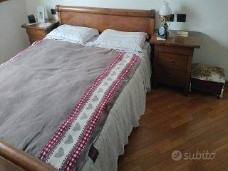 LETTO MATRIMONIALE LEGNO MASSICCIO CON DOGHE