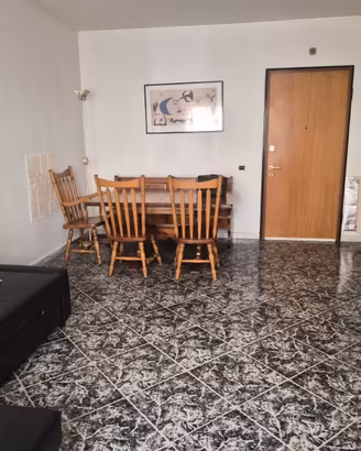 Tavolo pino massello+sedie+panca contenitore