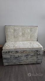 Divanetto ricavato da baule