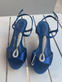 Sandali blu raso con tacco e dettaglio gioiello