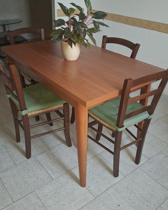 Tavolo completo di 4 sedie