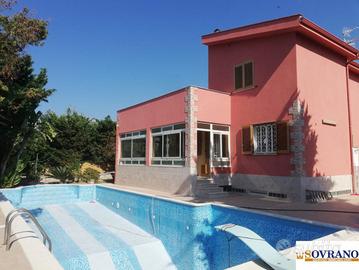 CARINI : SPLENDIDA VILLA CON PISCINA
