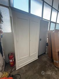 Mobile primi 900 liberty austero dipinto bianco e