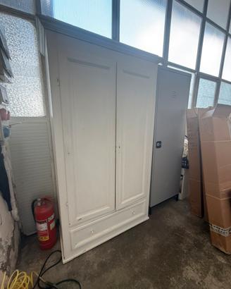 Mobile primi 900 liberty austero dipinto bianco e