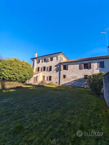 Terreno edificabile con villa con ampio giardino