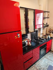 Cucina rossa lucida con elettrodomestici 