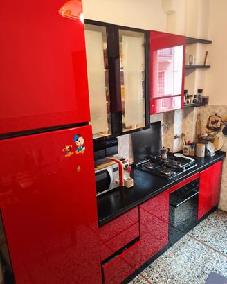 Cucina rossa lucida con elettrodomestici 
