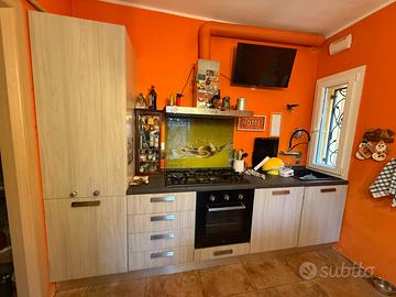 Cucina completa di elettrodomestici