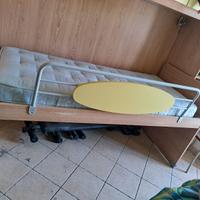 Letto singolo con doghe in legno e sponda