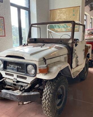TOYOTA LAND CRUISER BJ 40 DA RESTAURO