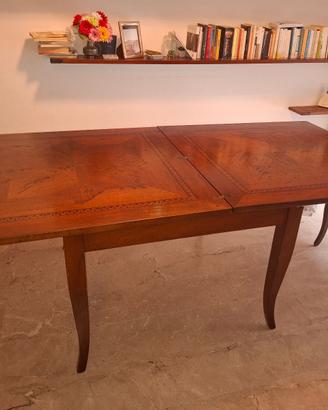 Tavolo allungabile in legno intarsiato con 4 sedie