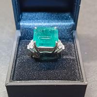 Anello in Oro bianco 14 ct con Smeraldo da 17 ct