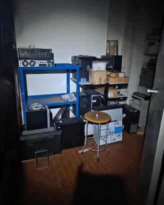 Lotto pc , monitor  e attrezzature ufficio , Roma