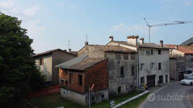 Rustico / Casale di 240 m² con 3 locali a Romano d