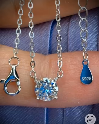Collana con punto luce argento e moissanite