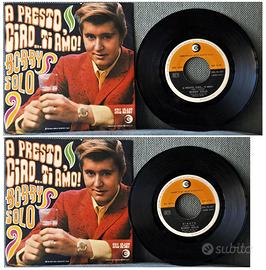Nove 45 giri con copertina originale