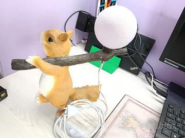 Lampada da tavolo comodino forma scoiattolo resina