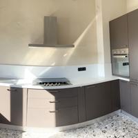 Cucina angolare completa di elettrodomestici