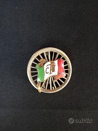 Vecchia spilla TCI con smalti