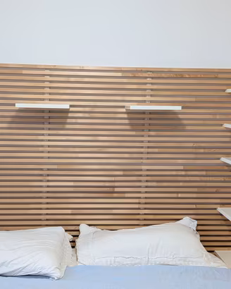 Doppia testiera letto Mandal IKEA con mensole