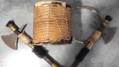 Tamburo africano con asce cerimoniali