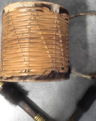 Tamburo africano con asce cerimoniali