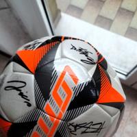 Pallone autografato dai giocatori del Monza 2023