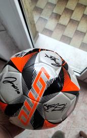 Pallone autografato dai giocatori del Monza 2023