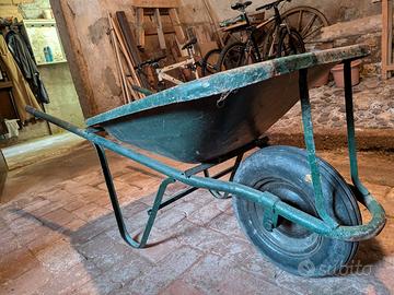 Vecchia carriola in ferro - carriola da cantiere
