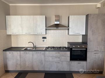 Cucina completa di elettrodomestici